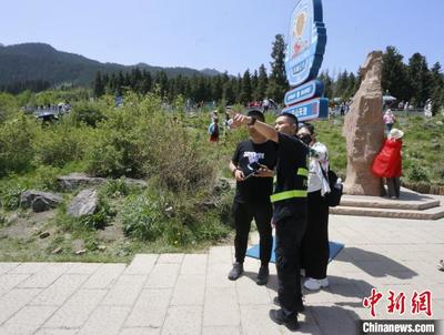 民警暖心服務，化身“活地圖”為游客指路解憂